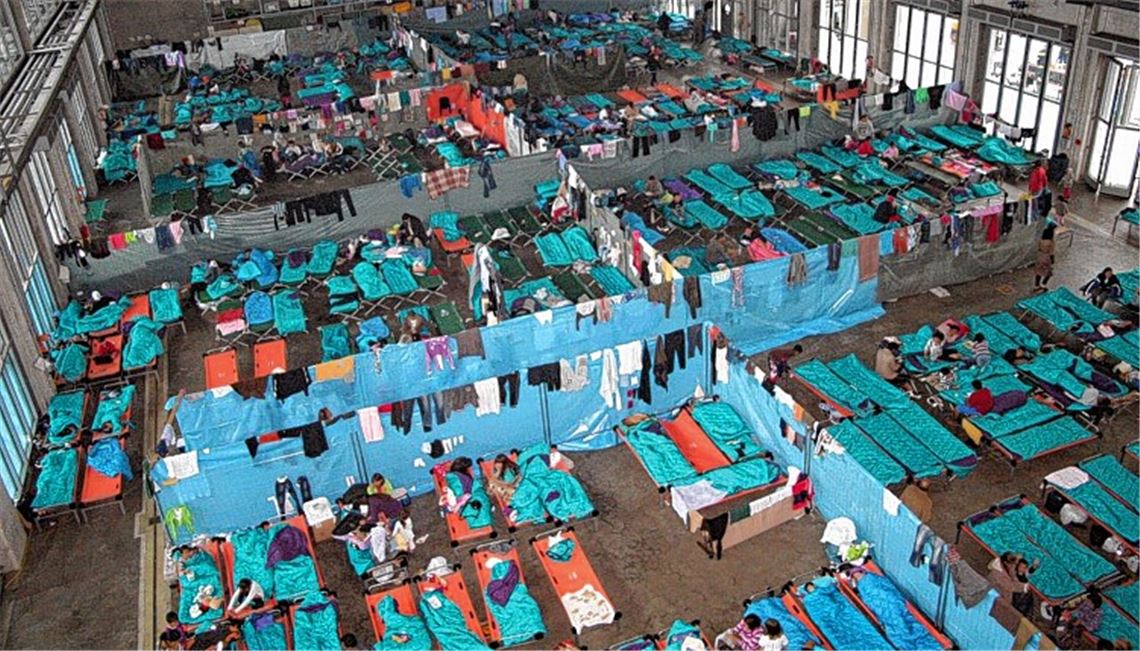 Die zeitweise Unterbringung von Flüchtlingen in Notunterkünften – wie hier in der Landesfeuerwehrschule in Bruchsal – ist jetzt auch im Enzkreis ein denkbares Szenario. 