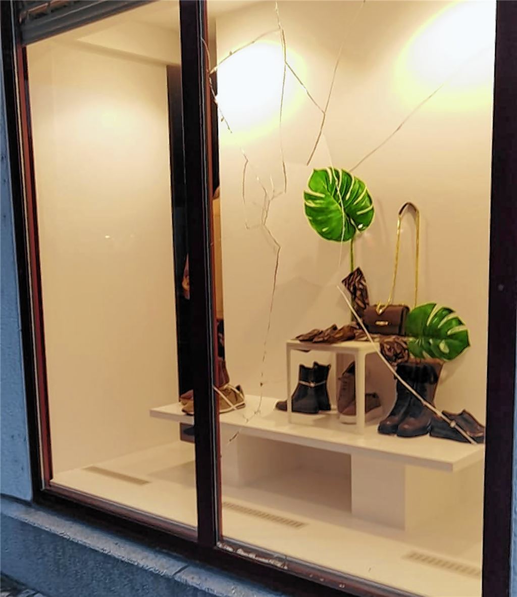 Pflastersteine gegen Schaufenster geworfen