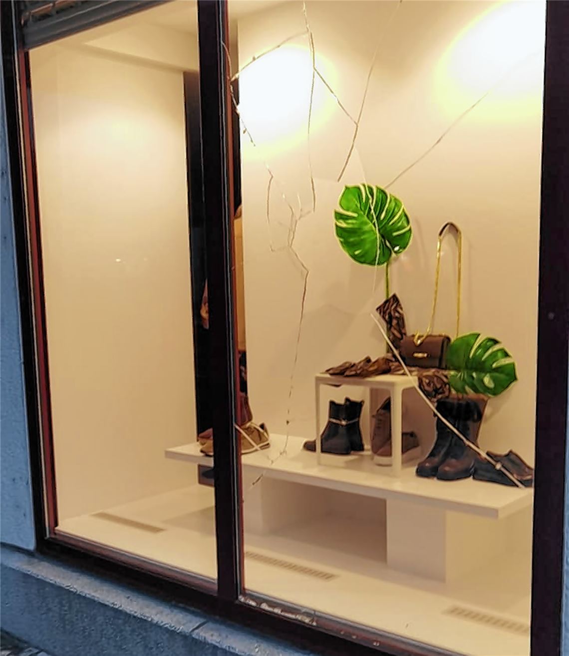 Die zerstörte Schaufensterscheibe des Geschäfts an der Blumenstraße.Myroshnichenko