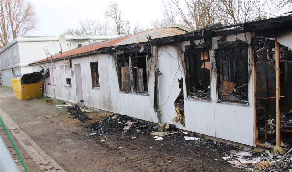 Die zerstörte Unterkunft wird abgerissen. Die Ursache des Feuers ist noch nicht bekannt. Fotos: Arning