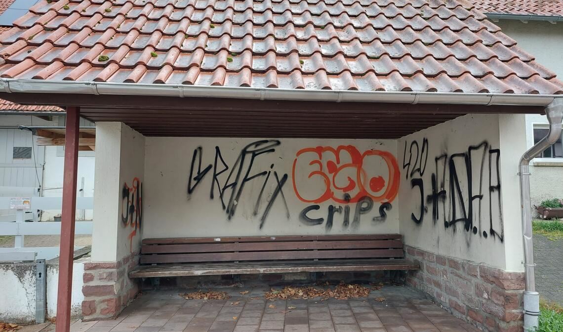 Die zu übermalenden Graffiti des Wartehäuschens in Serres. Foto: Gemeinde Wiernsheim