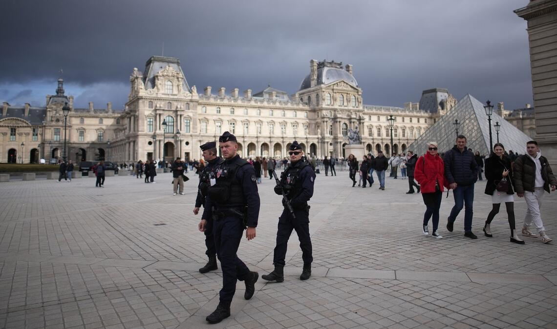 Die zwei weiteren Beteiligten des Einbruchs in den Louvre konnten noch nicht gefasst werden (Archivbild).
