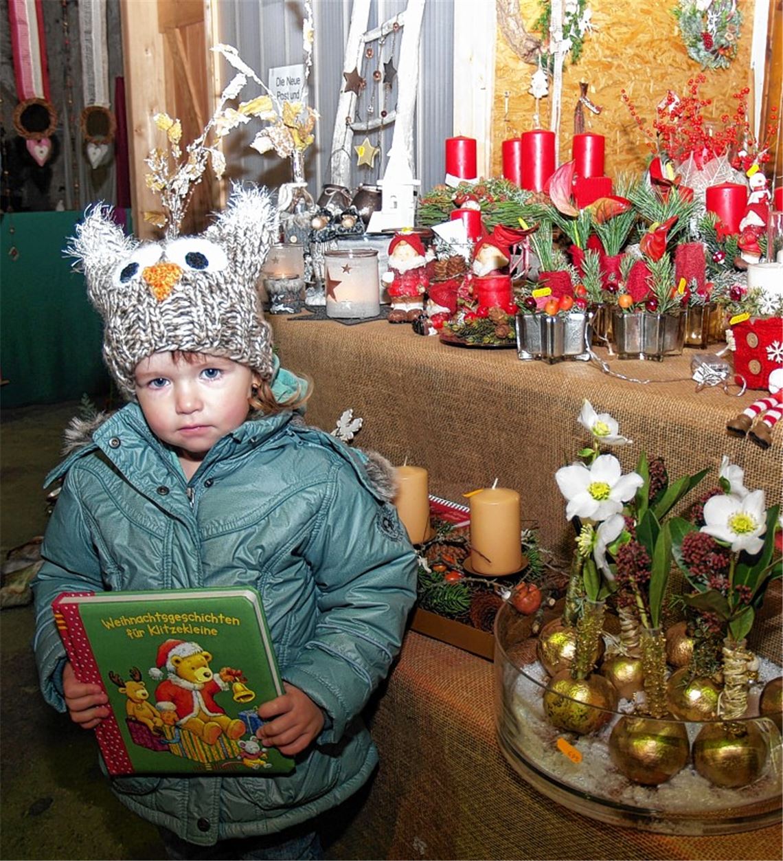 Die zweijährige Leni ist stolz auf ihre neue Mütze und die zwei neuen Bücher, aus denen die Mama am Abend vorlesen wird.