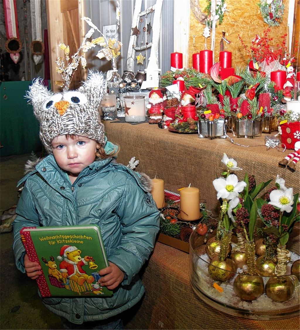 Die zweijährige Leni ist stolz auf ihre neue Mütze und die zwei neuen Bücher, aus denen die Mama am Abend vorlesen wird.