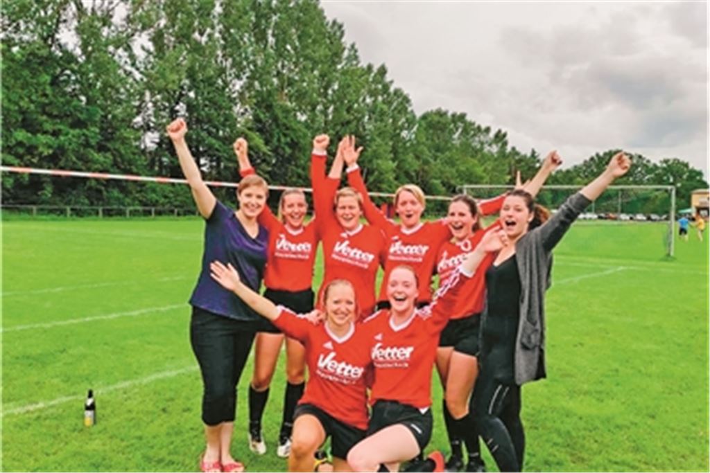 Die zweite Faustball-Mannschaft des TSV Ötisheim freut sich über die Meisterschaft in der Landesliga. Foto: privat