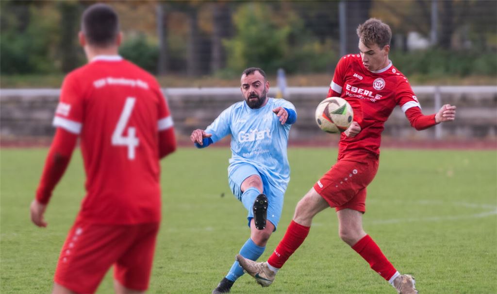 Die zweite Garnitur des TSV Wurmberg-Neubärental (in Rot) steht bei der 08 Mühlacker auf verlorenem Posten. Foto: Fotomoment