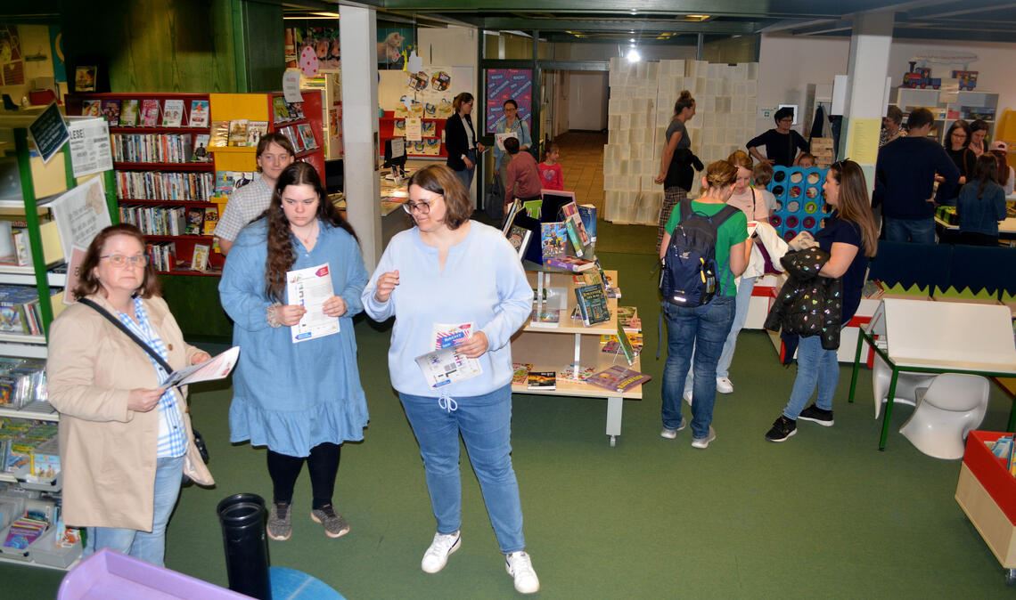 Die zweite „Nacht der Bibliotheken“ in Mühlacker lockt viele Interessierte an. Fotos: Stahlfeld