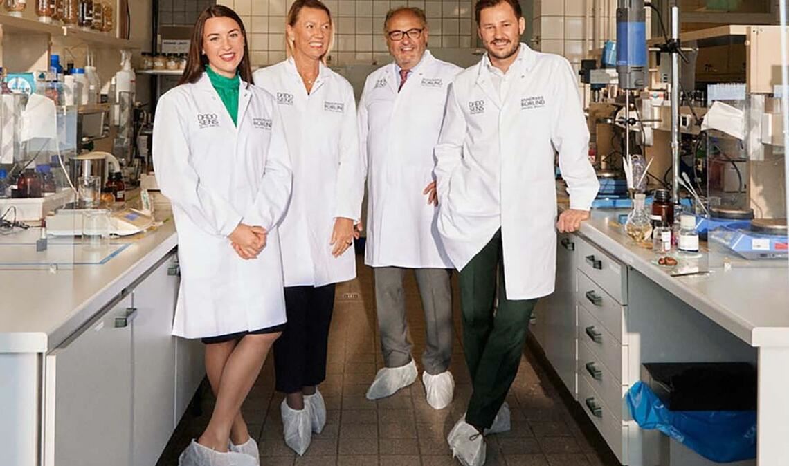 Die zweite und dritte Lindner-Generation im Labor von Börlind: Michael Lindner (2. von rechts) mit Sohn Nicolas, seiner Tochter Alicia (links) und Ehefrau Daniela.