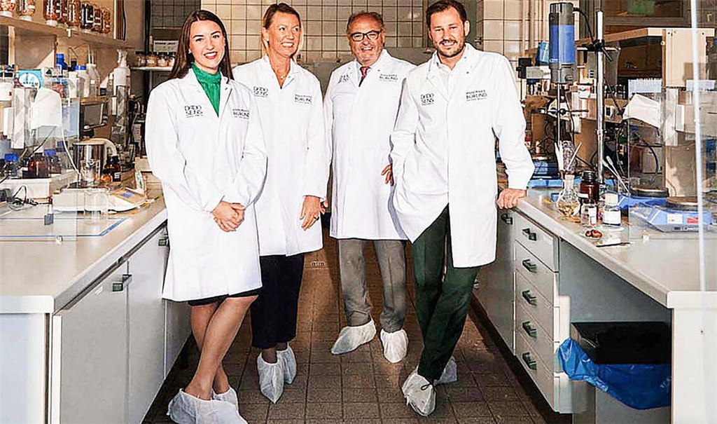 Die zweite und dritte Lindner-Generation im Labor von Börlind: Michael Lindner (2.v.re.) mit Sohn Nicolas, seiner Tochter Alicia (li.) und Ehefrau Daniela. Foto: Roderick Aichinger