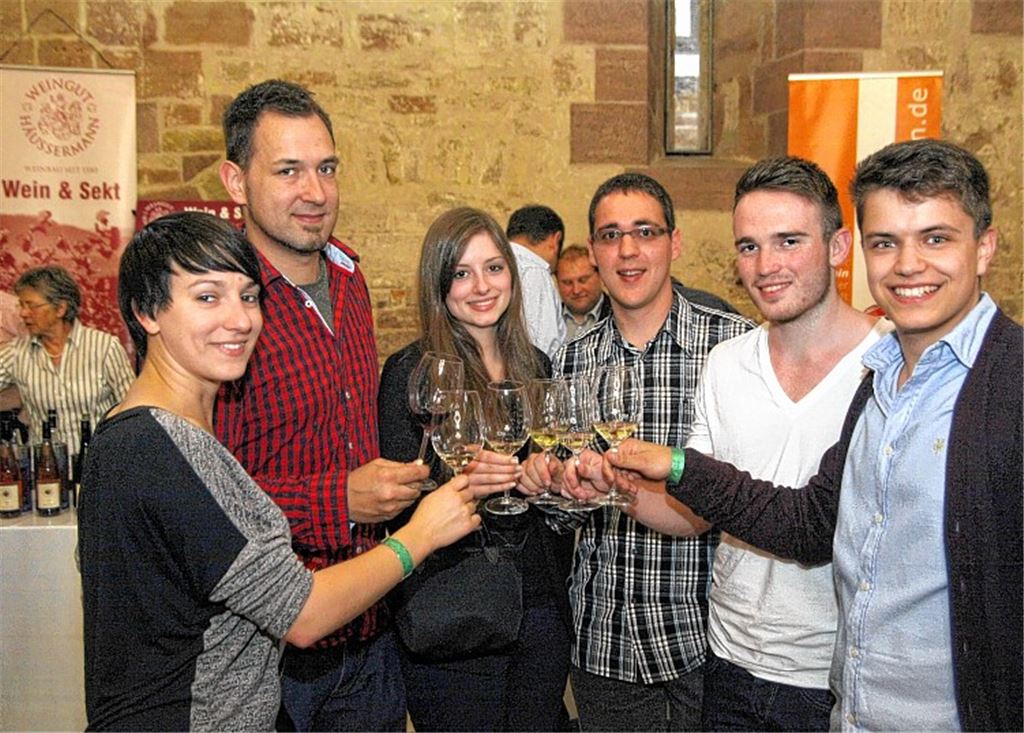 Diefenbacher Gourmet-Abordnung: Daniela Barth, Markus Kraiss, Sara Muth, Alexander Späth, Jan Gietzen und Tim Falk (Bild links v.li.) genießen Auswahl und Atmosphäre in Maulbronn. Auch die Württembergische Weinprinzessin Larissa Schweiker (Bild oben) gibt sich die Ehre. Gerhard Stumpp und Jochen Zehnder aus Schützingen werfen einen prüfenden Blick auf die Farbe des Weines.