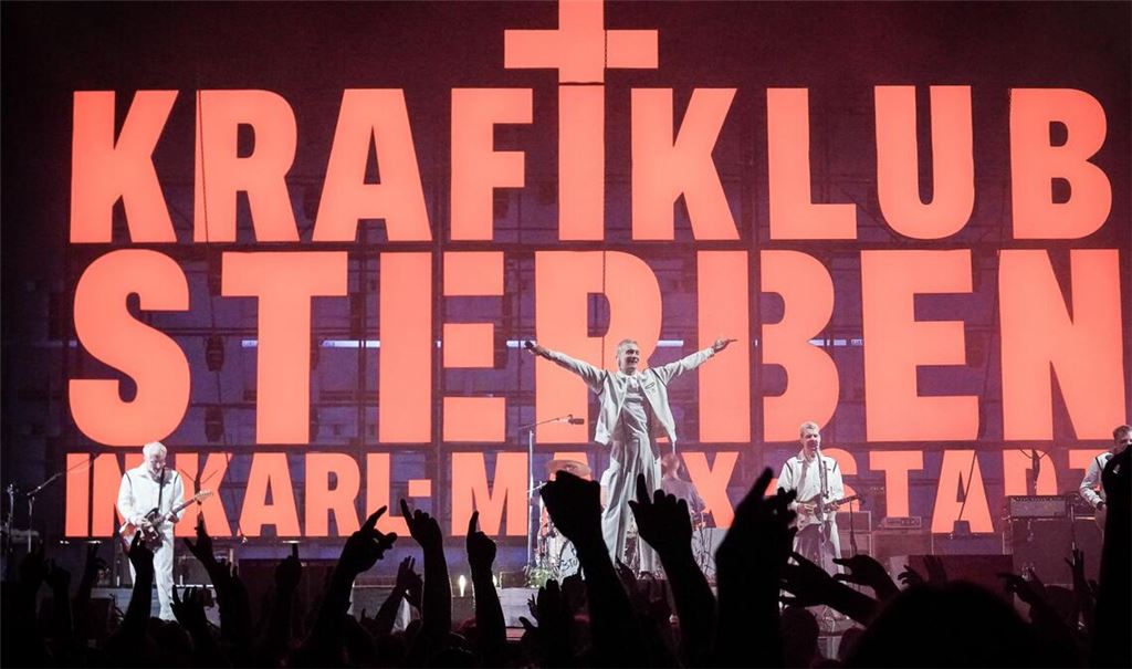 Dienstagabend in der ausverkauften Schleyerhalle und alle singen mit.