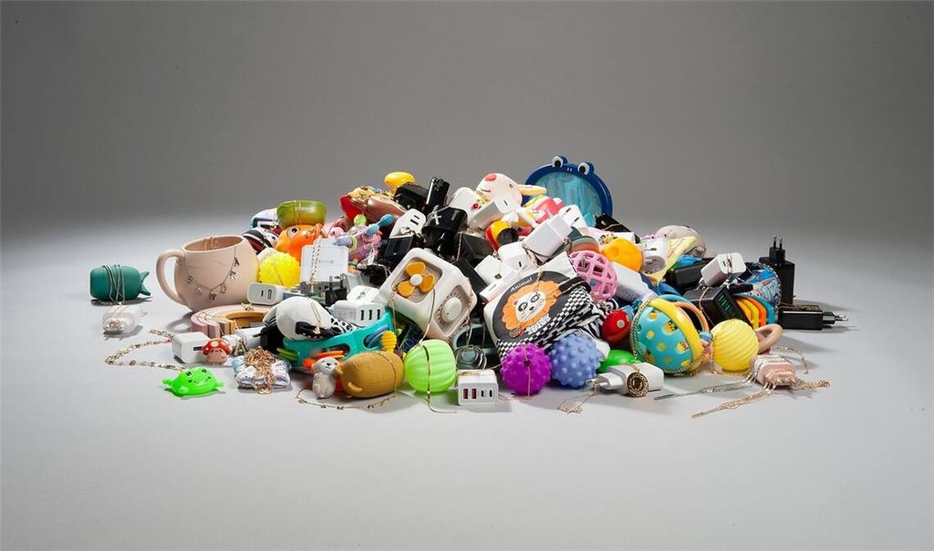 Diese 162 Produkte nahm Stiftung Warentest unter die Lupe – Kinder­spielzeug, Hals­ketten und USB-Ladegeräte, gekauft über Temu und Shein.