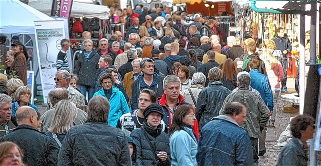 Diese Art von Stau freut die Geschäftsleute an der Bahnhofstraße: Der Martinimarkt zieht bei angenehmem Herbstwetter scharenweise Unternehmungs- und Kauflustige nach Mühlacker.
