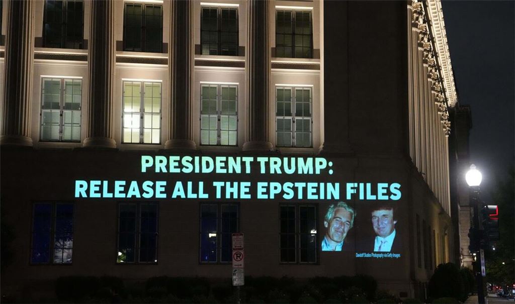 Diese Aufforderung an US-Präsident Trump wird im Juli 2025 als Projektion an eine Hausfassade am Hauptsitz der US-Handelskammer geleuchtet. Die Demonstranten fordern die Veröffentlichung aller Unterlagen zum Fall Epstein. (Archivbild)