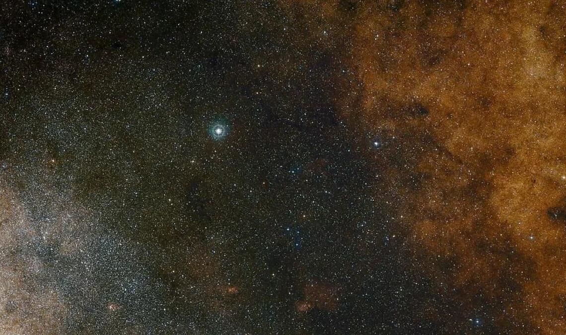 Diese Aufnahme im sichtbaren Licht zeigt die dichten Sternwolken im Sternbild Schütze (Sagittarius) in Richtung des Zentrums unserer Milchstraße.