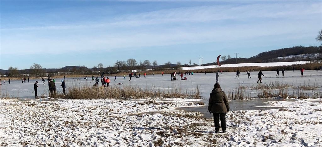 Diese Aufnahme zeigt die Situation auf dem zugefrorenen Rossweiher am Sonntag kurz vor Beginn des Polizeieinsatzes von 14 Uhr bis 17.30 Uhr, den viele Maulbronner als überzogen betrachten privat