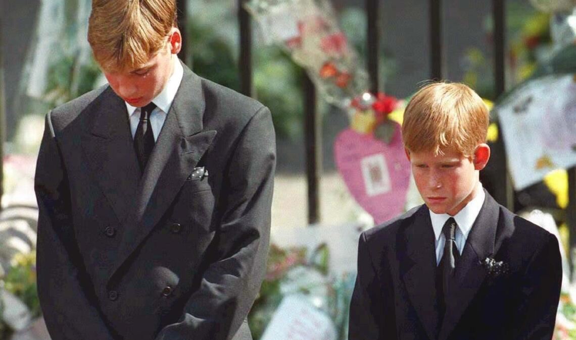 Diese Bilder gingen um die Welt: Mit gesenktem Köpfen verfolgen Prinz William (l) und Prinz Harry, wie der Sarg mit den sterblichen Überresten ihrer Mutter Prinzessin Diana nach der Trauerfeier aus der Londoner Westminster Abbey getragen wird.