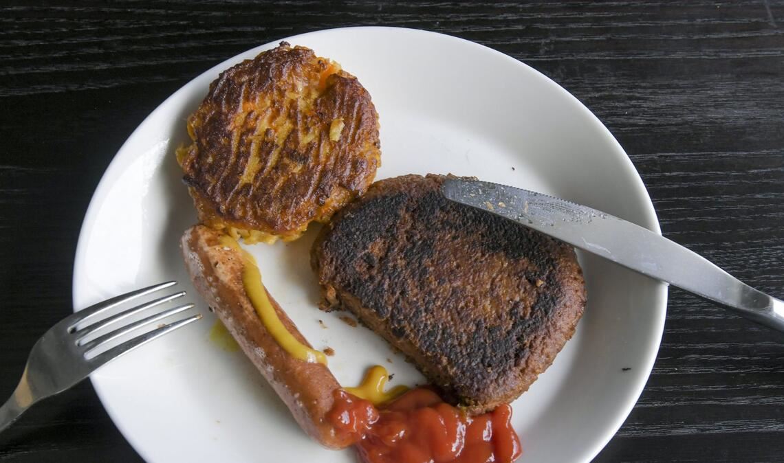 Diese Bouletten und Würstchen sehen aus wie echtes Fleisch, sind aber aus pflanzlichen Ersatzprodukten hergestellt. (Archivbild)