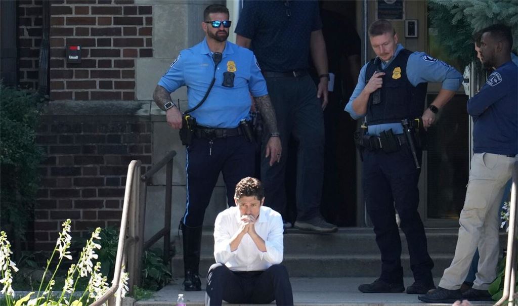 "Diese Familien leiden unermessliche Schmerzen" - sagte der Bürgermeister von Minneapolis, Jacob Frey, nach den tödlichen Schüssen während eines Schulgottesdienstes.