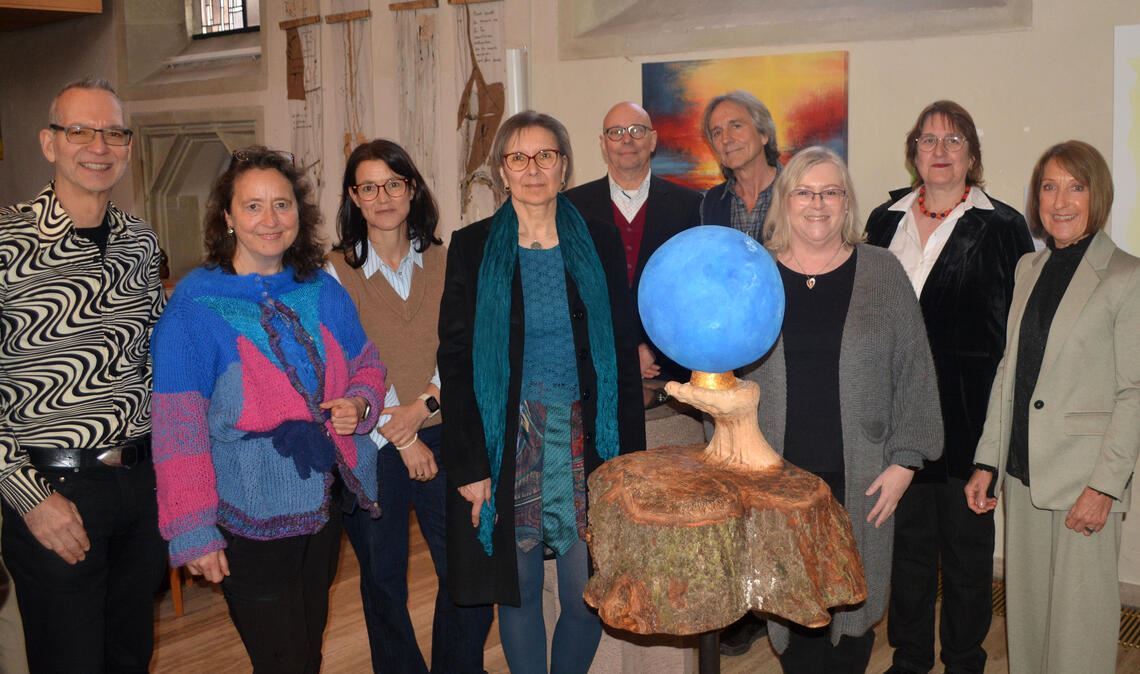 Diese Künstlerinnen und Künstler gestalten die Ausstellung zur Jahreslosung, die in der evangelischen Cyriakuskirche zu sehen ist. Auf dem Bild fehlt Lena Klingenstein. Fotos: Stahlfeld