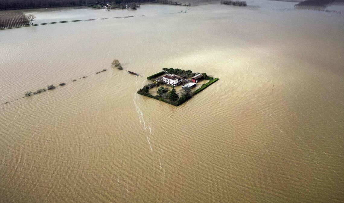 Diese Luftaufnahme zeigt ein isoliertes Haus in dem Dorf Couthures-Sur-Garonne im Südwesten Frankreichs, das von den Fluten der Garonne umspült wird.