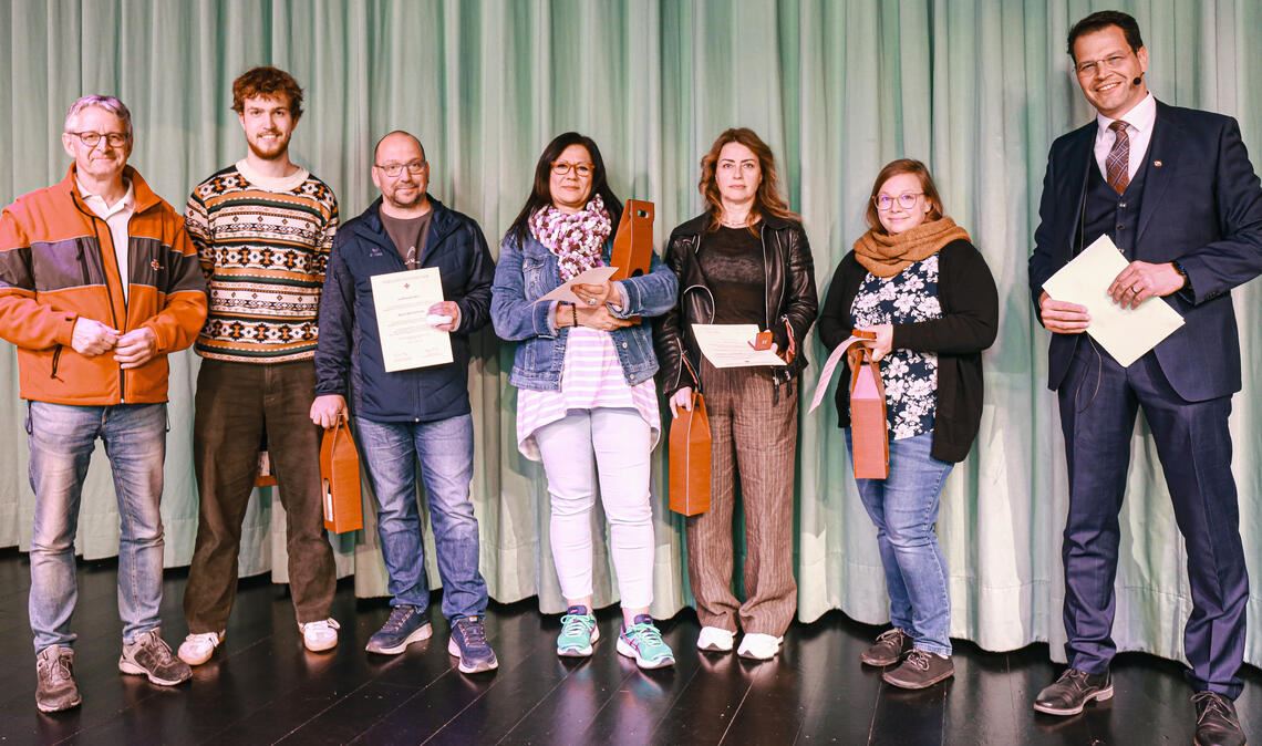 Diese Maulbronner Blutspenderinnen und -spender freuen sich über ihre Urkunden und Weinpräsente, die sie von Bürgermeister Aaron Treut (re.) im Beisein von DRK-Vertreter Thomas Haalboom (li.) überreicht bekommen. Foto: Disselhoff