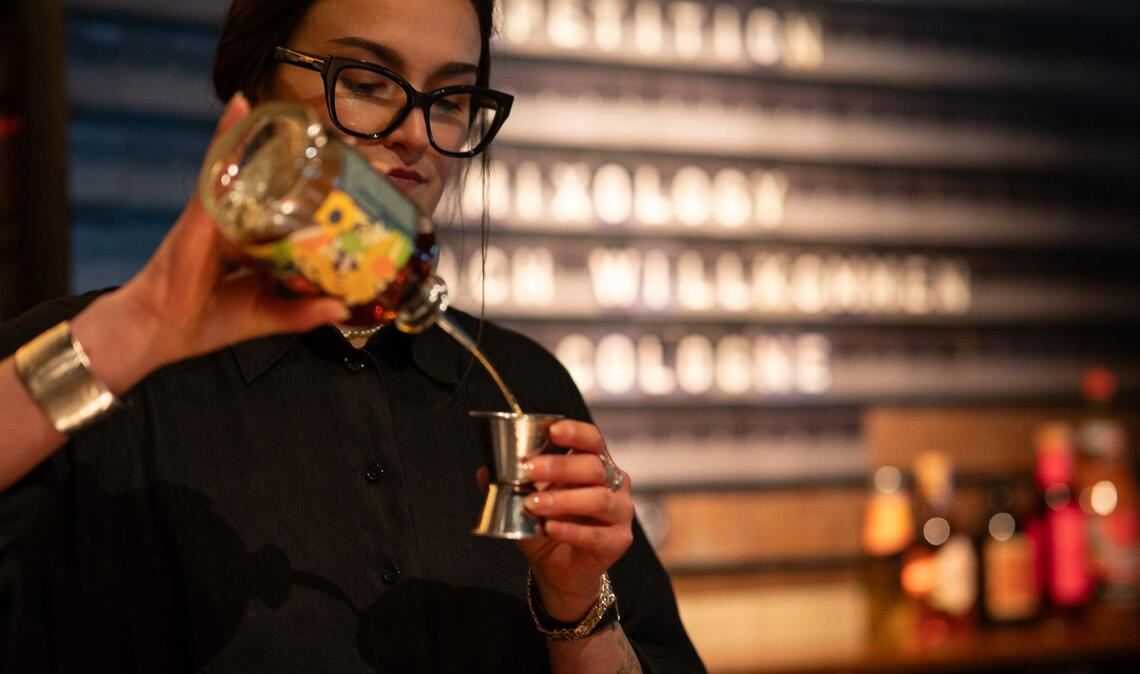 Diese Nachricht ist nicht aus den 80ern: Clara Schoper (24) aus der Münchner "Zephyr Bar" hat mit "Rum-Cola" einen Cocktailwettbewerb gewonnen. (Handoutbild)