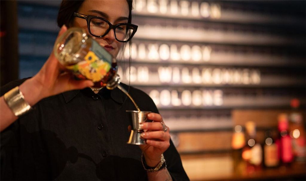 Diese Nachricht ist nicht aus den 80ern: Clara Schoper (24) aus der Münchner "Zephyr Bar" hat mit "Rum-Cola" einen Cocktailwettbewerb gewonnen. (Handoutbild)
