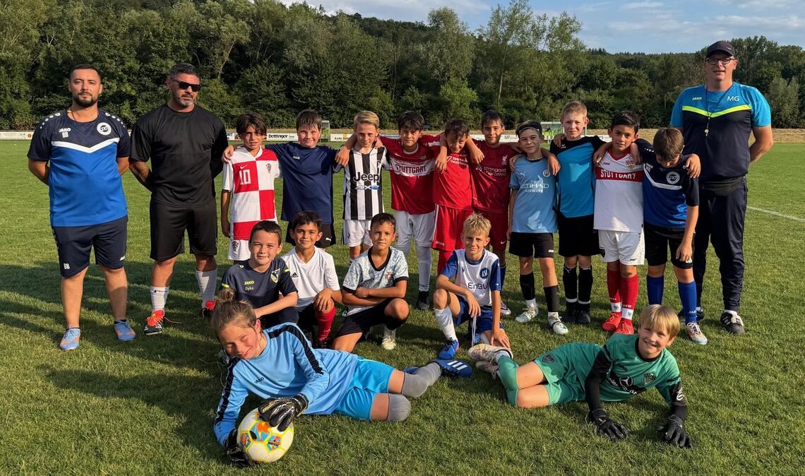 Diese Nachwuchskicker hoffen auf einen Auftritt beim Possehl-Cup. Nun haben die Trainer Bruno Blimundo, Battal Safak (v.li.) und Marco Graupner die Qual der Wahl.