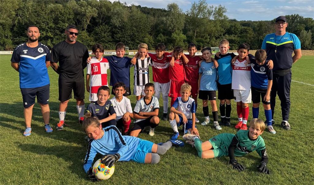 Diese Nachwuchskicker hoffen auf einen Auftritt beim Possehl-Cup. Nun haben die Trainer Bruno Blimundo, Battal Safak (v.li.) und Marco Graupner die Qual der Wahl.