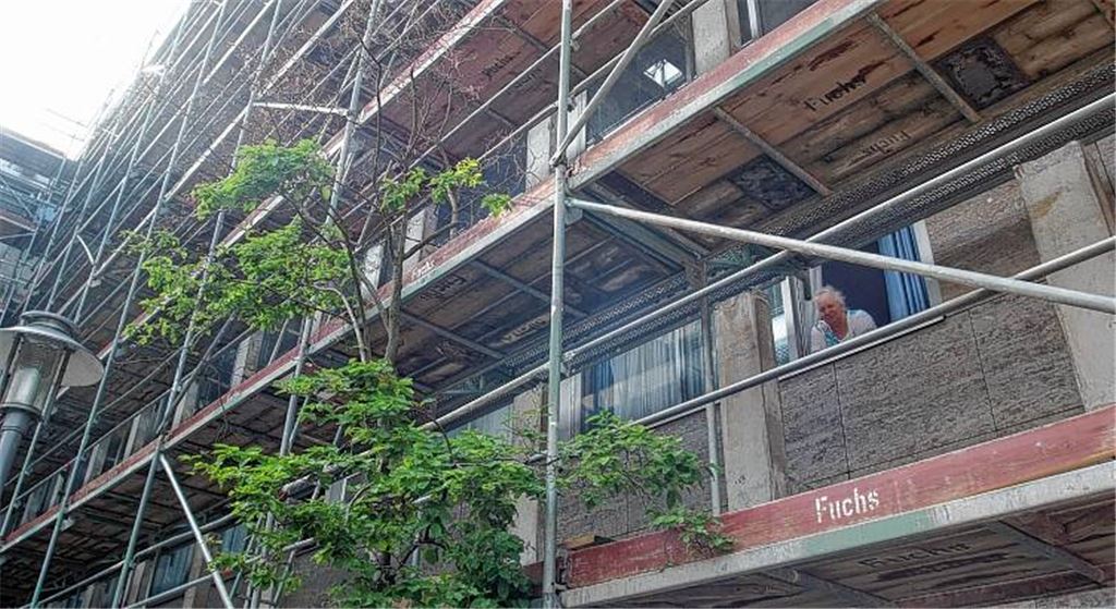 Diese Patientin nimmt es mit Humor: Das Krankenhaus ist derzeit eine Baustelle. Während drinnen die Renovierung der Patientenzimmer läuft, wird gleichzeitig die Fassade erneuert.