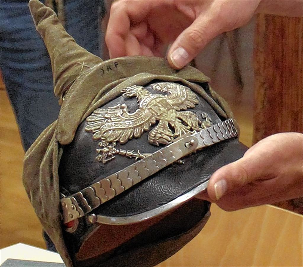 Diese Pickelhaube und weitere Relikte des Ersten Weltkriegs gibt es zu sehen. 