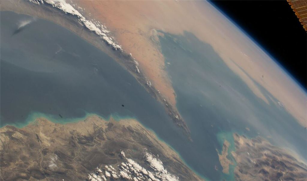 Diese  Satellitenaufnahme zeigt die Straße von Hormus, die den Golf von Oman (li.) mit dem Persischen Golf (re.) verbindet.