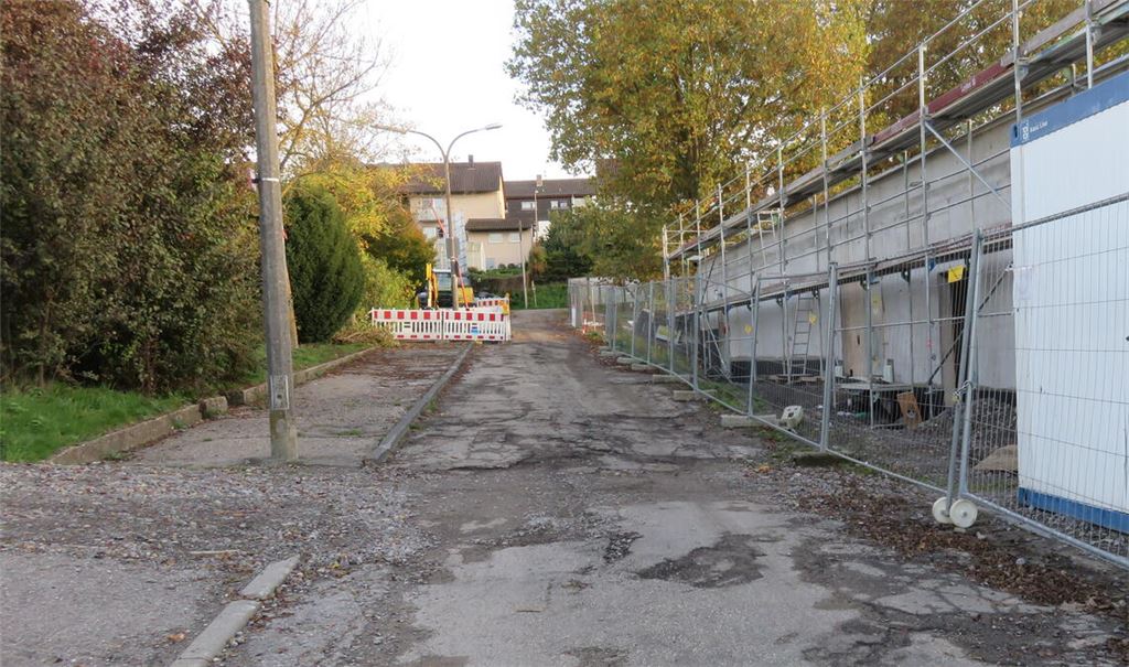 Diese Schlagloch-Piste zeigt extremen Handlungsbedarf auf, ist aber nicht repräsentativ fürs gesamte Straßennetz: Der Weg zum Knittlinger Freibad wurde im Zuge der Bauarbeiten stark beansprucht. Die Sanierung ist bereits geplant. Archivfoto: Becker