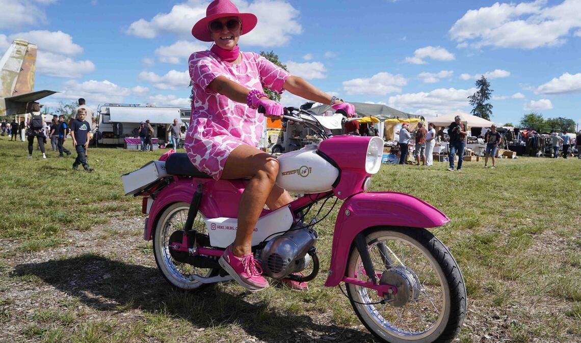 Mit dem Retro-Panzer über den Acker pflügen Diese Teilnehmerin sorgte mit ihrem Motorrad vor allem farblich für ein Highlight.