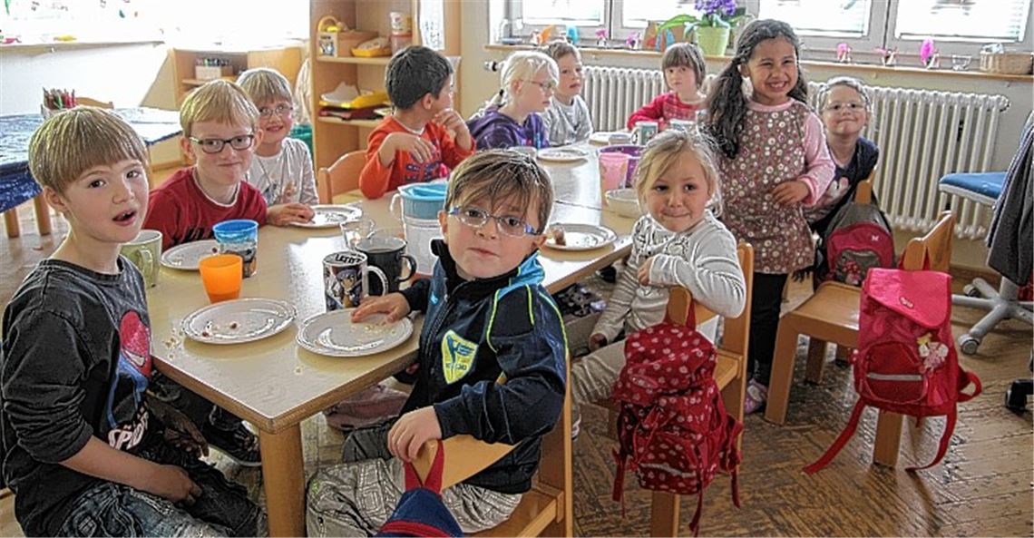 Diese Tischgesellschaft pfeift auf Vorurteile: Für die Kinder des Integrativen Kinderhauses „Villa Emrich“ fallen die Handicaps mancher Spielkameraden nicht ins Gewicht. 