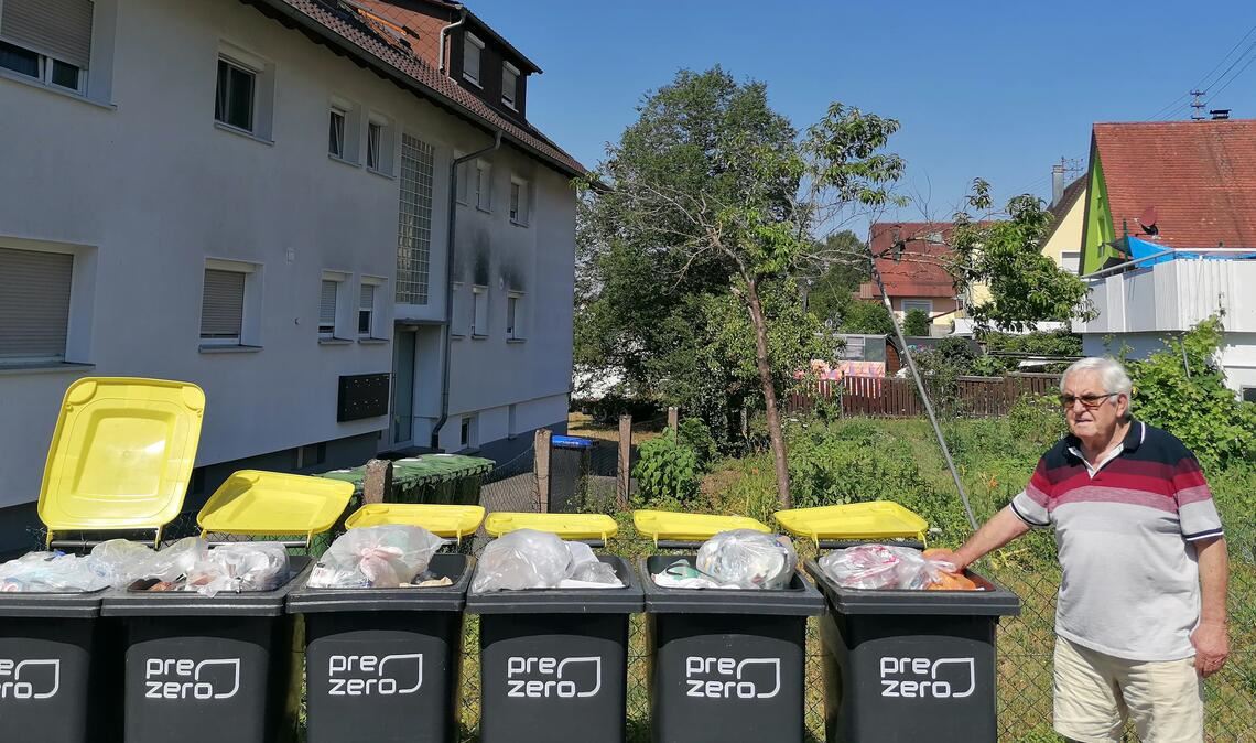 Diese Tonnen an der Illinger Hermannstraße warten fast drei Wochen auf ihre Leerung. Klaus Fischer ärgert sich als einer der Betroffenen jedoch viel mehr darüber, dass fast nie eine Reaktion kommt, ganz gleich, an wen er sich per Mail oder telefonisch wegen des Problems wendet. Er findet: „So geht man nicht mit dem Bürger um.“ Fotos: privat