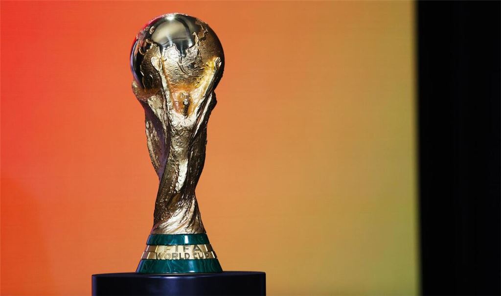 Diese Trophäe ist für den künftigen Fußball-Weltmeister.