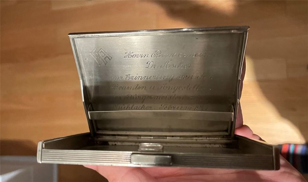 Diese hochwertige Zigarettenschachtel bekam Ascher im Februar 1947 von den Beamten und Angestellten des Bürgermeisteramts Mühlacker geschenkt. Das Zeichen der Hochachtung ist in die Hände des Ascher-Urenkels Sebastian Goodwin gelangt und wurde zum Ausgangspunkt seiner Spurensuche, die den US-Amerikaner nach Mühlacker geführt hat. Foto: privat