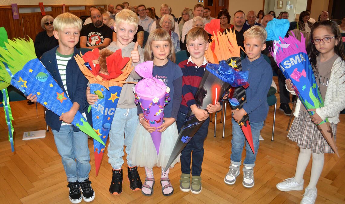 Diese stolzen Schützinger Erstklässler werden am Freitagvormittag in die kleinste Grundschule des Enzkreises eingeschult. Fotos: Stahlfeld
