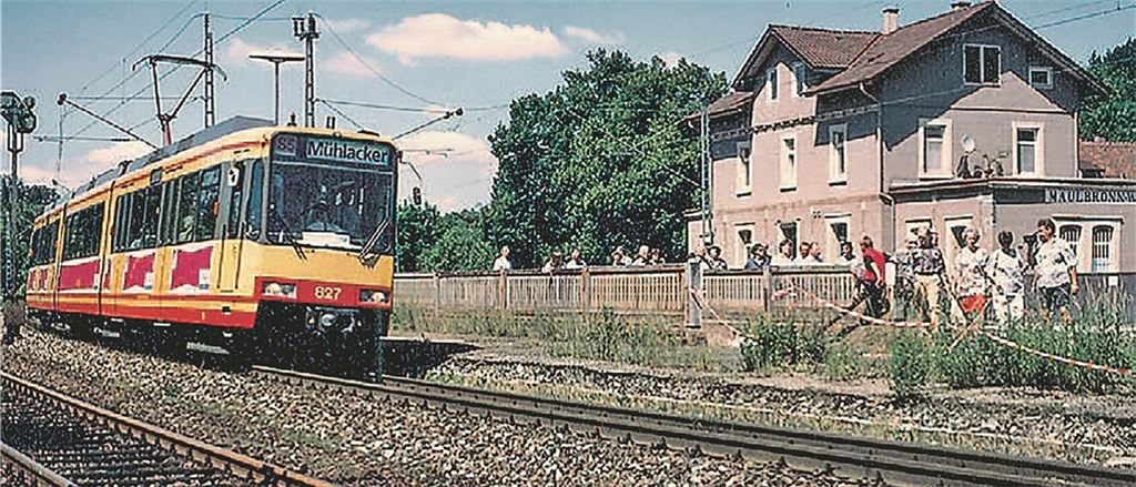 Dieseltriebwagen am 16.Juni in Maulbronn Stadtbahnhof kurz vor der Abfahrt nach Mühlacker. Foto: p