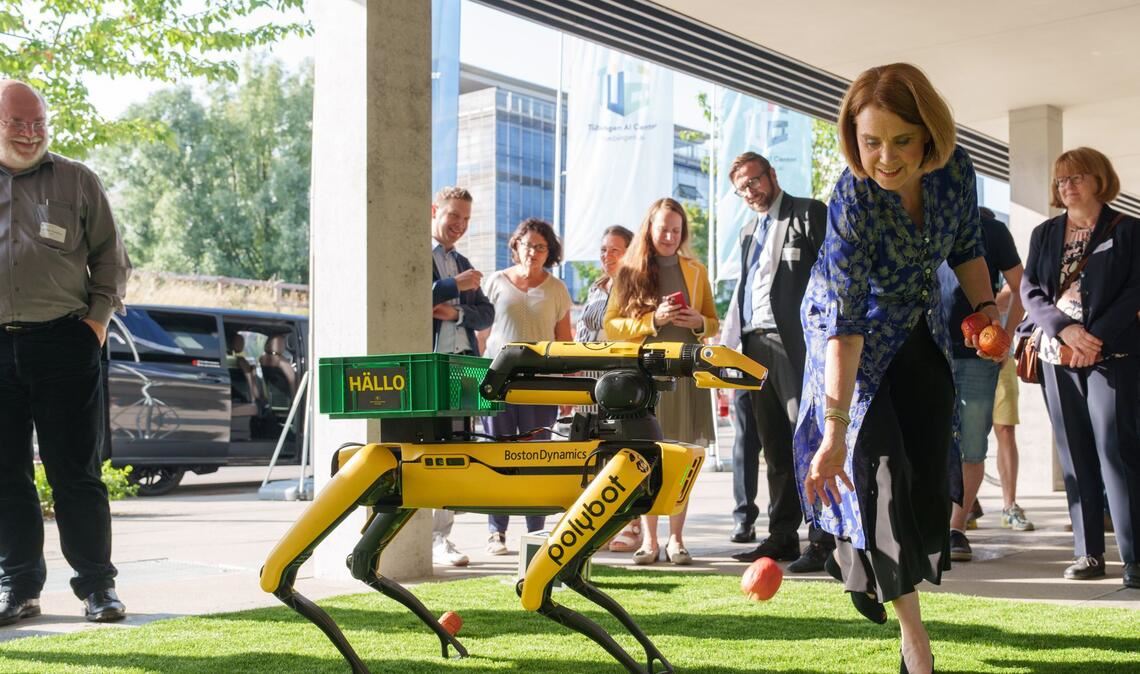 Diesem Robo-Hund ist Forschungsministerin Petra Olschowski in Tübingen begegnet.
