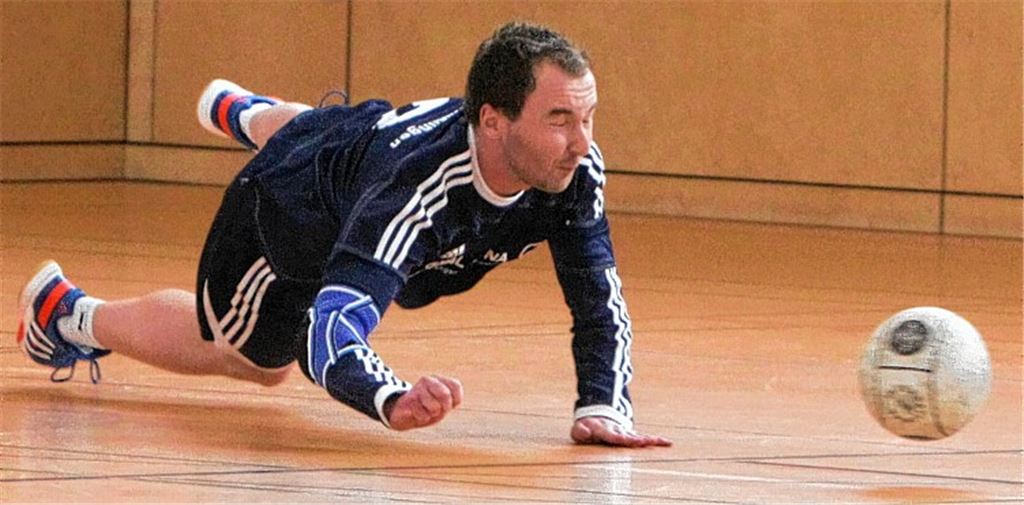 Dieser Ball ist zwar unerreichbar, doch der TV Hohenklingen feiert die Landesliga-Meisterschaft und kehrt in die Verbandsliga zurück. Fotos: Eigner