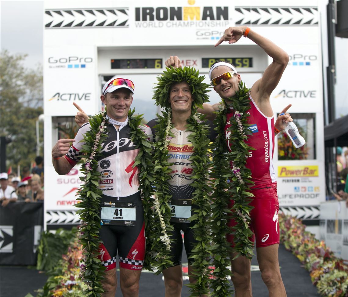 Weltmeister im Selbstgespräch „Dieser Busch ist Deutschlands härtester Sportler“, titelt die BILD-Zeitung vor einem Jahr, als Sebastian Kienle (Mitte) sich auf Hawaii vor Ben Hoffman (USA, li.) die Krone aufsetzt. Der damals drittplatzierte Jan Frodeno aus Saarbrücken (re.) gilt heuer als schärfster Rivale. Er hat Kienle 2015 schon bei der Ironman-Europameisterschaft in Frankfurt am Main und bei der WM über die halbe Distanz in Zell am See (Österreich) die Titel weggeschnappt. Archivfoto: Bruce Omori/dpa
