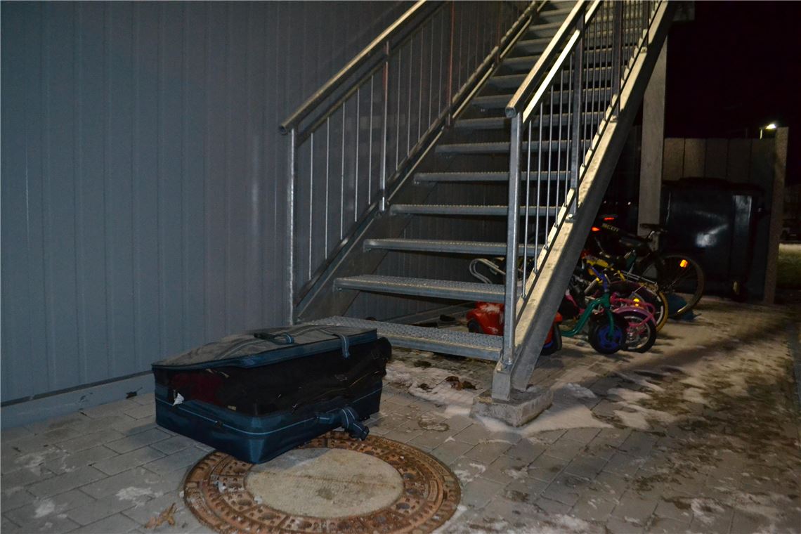Koffer vor Flüchtlingsheim gefunden - Großeinsatz mit LKA-Bombenentschärfer - Inhalt war Kleidung, evtl. Kleidungsspende