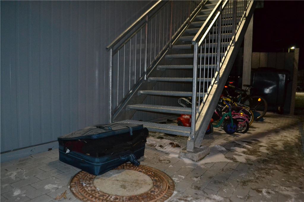 Koffer vor Flüchtlingsheim gefunden - Großeinsatz mit LKA-Bombenentschärfer - Inhalt war Kleidung, evtl. Kleidungsspende