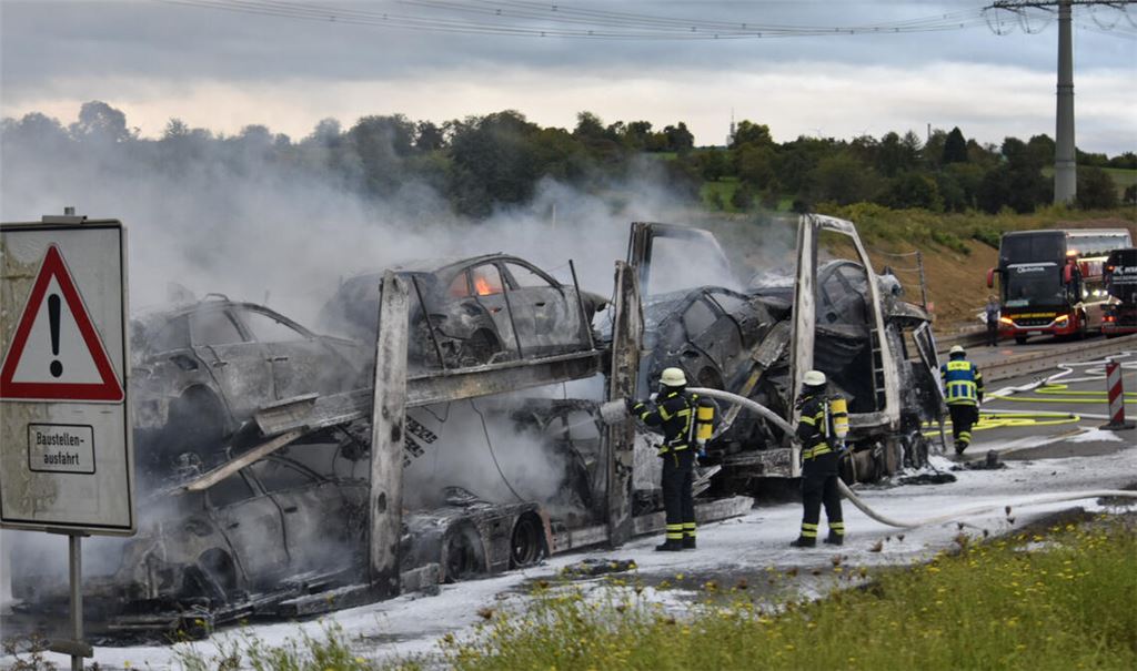 Dieser Lkw-Brand von Montag erzwingt eine Fahrbahnsanierung, die am heutigen Dienstag Richtung Karlsruhe durchgeführt wird. Foto: Archiv