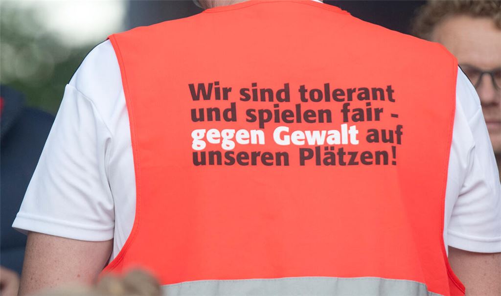 Dieser Ordner wirbt für Toleranz auf dem Fußballplatz - beim Stadtpokal in Vaihingen gab es dennoch einen unschönen Zwischenfall.