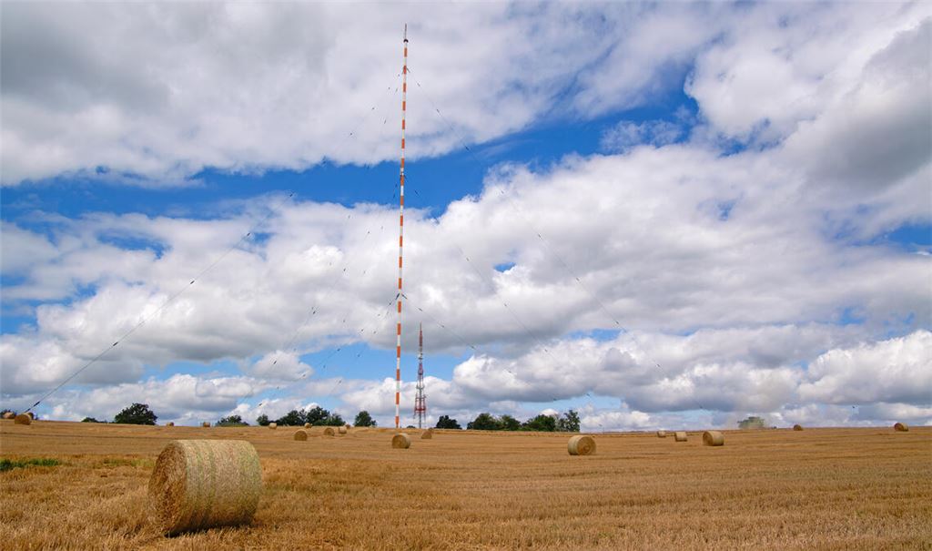 Dieser Sommer bot alles – von Ernteidylle bis zu wolkigen Zeiten. Leserfoto: Horst Lachstädter