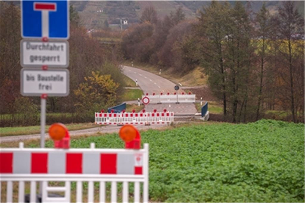 Dieser Weg nach Ötisheim ist für den Autoverkehr derzeit gesperrt. Foto: Fotomoment